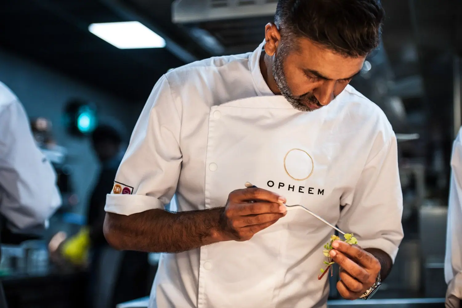 Aktar Islam finishing a plate at the pass